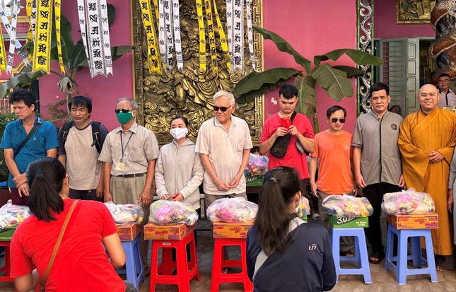 Trao quà đến hội viên Hội Người mù Q.Bình Thạnh