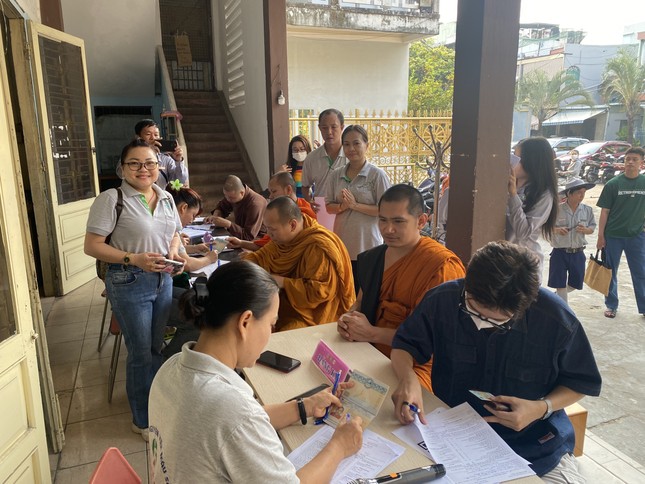 Chư tôn đức Tăng Ni, chư Tăng Lào và hơn 300 tình nguyện viên tham gia hiến máu nhân đạo Chư tôn đức Tăng Ni, chư Tăng Lào và hơn 300 tình nguyện viên tham gia hiến máu nhân đạo