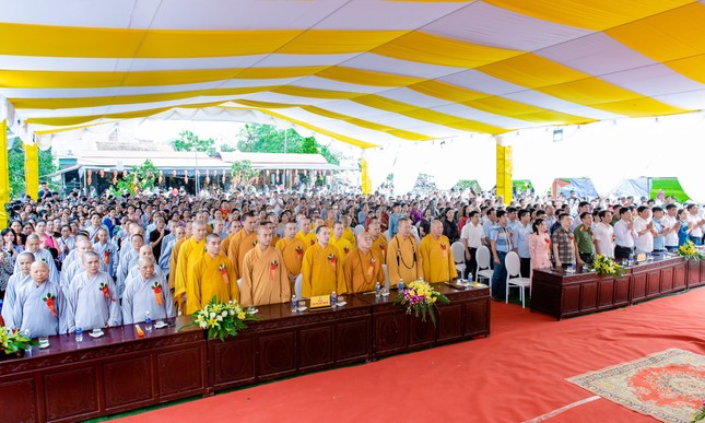 Chư tôn đức Tăng Ni, đại biểu, Phật tử tham dự buổi lễ