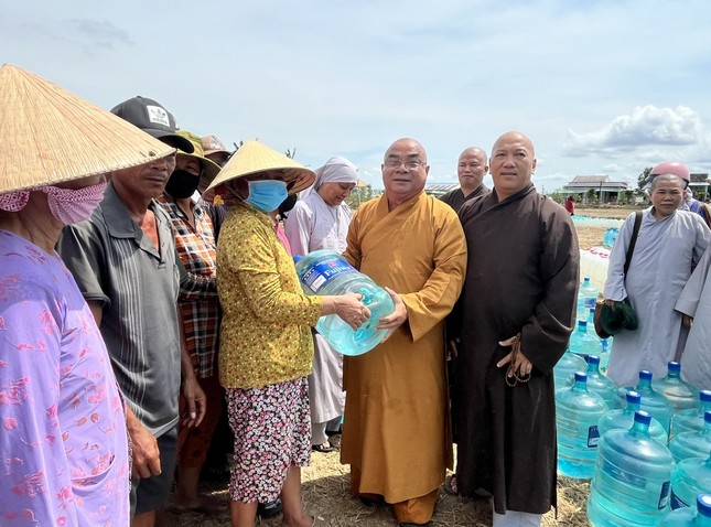 Trao tặng nước sạch đến bà con vùng hạn mặn Trao tặng nước sạch đến bà con vùng hạn mặn