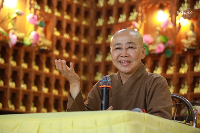 Ni sư Thích nữ Huệ Dâng chia sẻ về thiền với các bạn sinh viên