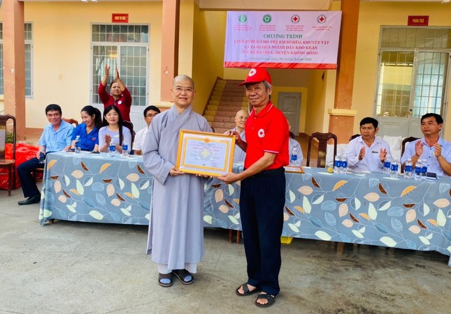 Ni sư Thích nữ Như Liễu nhận thư tri ân Ni sư Thích nữ Như Liễu nhận thư tri ân