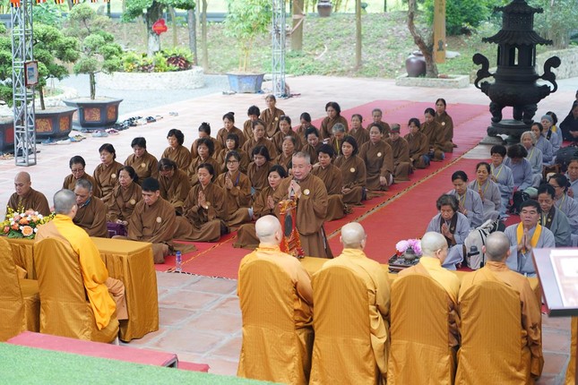 Đại diện Phật tử tham dự khóa tu dâng lời phát nguyện tinh tấn tu học