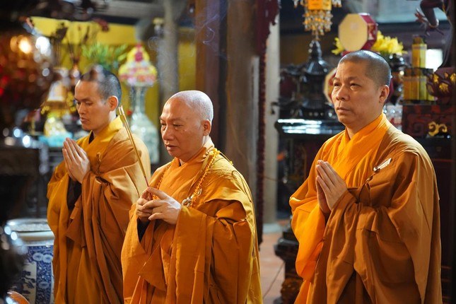 Chư tôn đức niêm hương bạch Phật