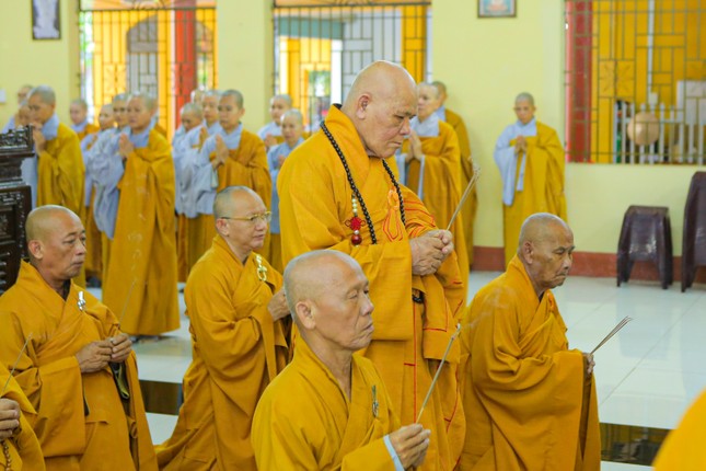 Chư tôn đức niêm hương bạch Phật Chư tôn đức niêm hương bạch Phật