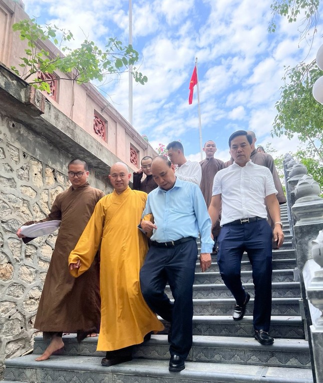 Thượng tọa Thích Đức Thiện cùng chư Tăng đón tiếp nguyên Chủ tịch nước Nguyễn Xuân Phúc và phái đoàn Thượng tọa Thích Đức Thiện cùng chư Tăng đón tiếp nguyên Chủ tịch nước Nguyễn Xuân Phúc và phái đoàn