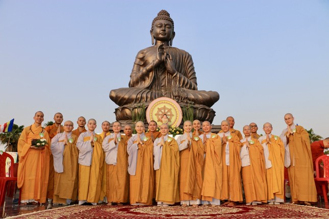 Tăng Ni sinh Việt Nam đang học tại Trường Gautam Buddha lưu niệm tại buổi lễ