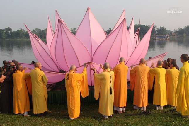 Chính thức hạ thủy hoa sen đầu tiên xuống dòng sông Hương Chính thức hạ thủy hoa sen đầu tiên xuống dòng sông Hương