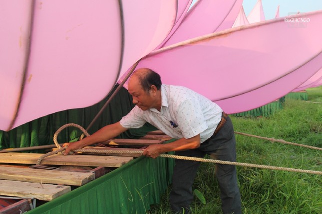 Kỹ thuật viên kiểm tra thiết bị lần cuối để hạ thủy hoa sen Kỹ thuật viên kiểm tra thiết bị lần cuối để hạ thủy hoa sen