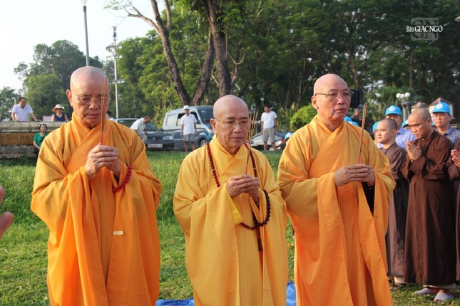 Chư tôn đức cử hành lễ tâm linh trước khi hạ thủy 7 hoa sen Chư tôn đức cử hành lễ tâm linh trước khi hạ thủy 7 hoa sen