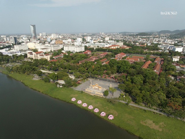 7 hoa sen được tập kết trước bia Quốc Học trước khi hạ thủy 7 hoa sen được tập kết trước bia Quốc Học trước khi hạ thủy