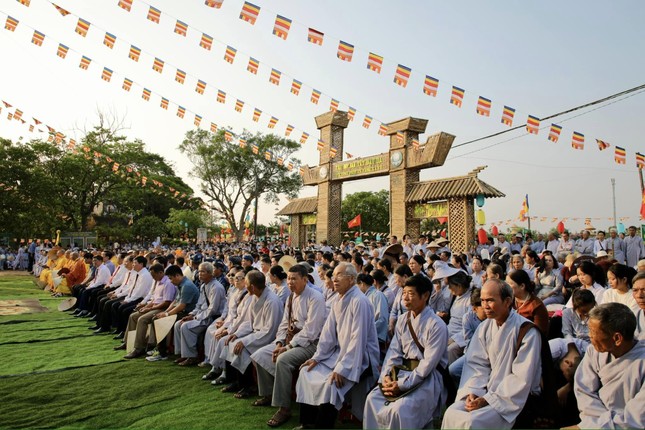 Đông đảo Phật tử về dự lễ Đông đảo Phật tử về dự lễ