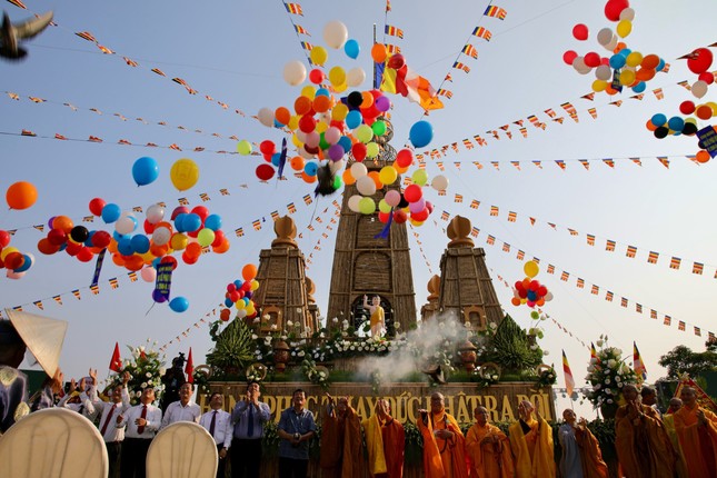 Chư tôn đức cùng đại biểu thả bóng bay cầu quốc thái dân an Chư tôn đức cùng đại biểu thả bóng bay cầu quốc thái dân an