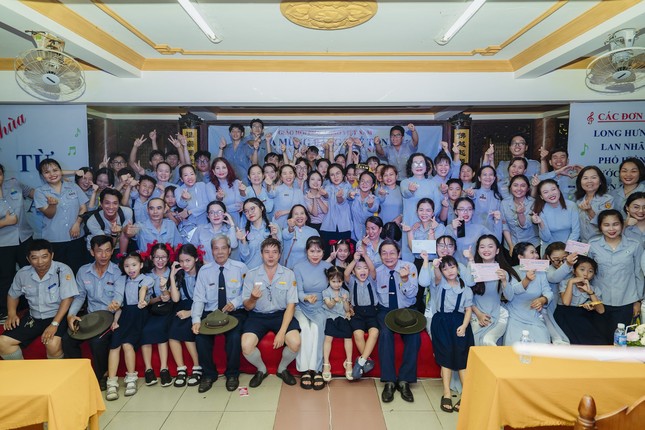 Các đoàn sinh Gia đình Phật tử lưu niệm sau cuộc thi