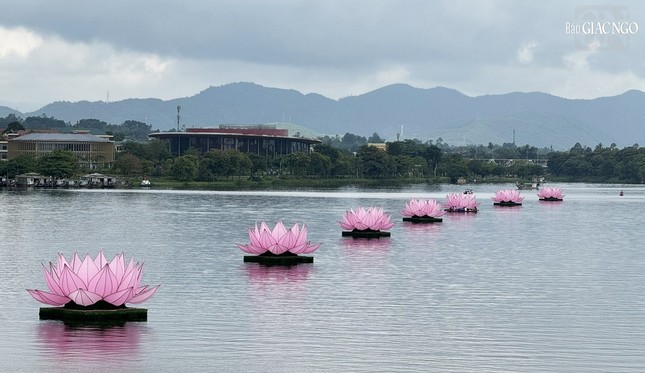 7 đóa sen trên sông Hương báo hiệu mùa Phật đản đã về