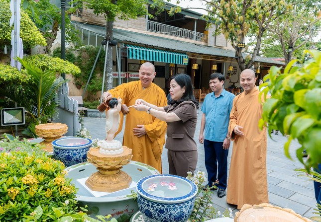 Thượng tọa Thích Tâm Đức và bà Phạm Thị Thanh Thủy thực hiện nghi thức Tắm Phật tại chùa Thanh Hà