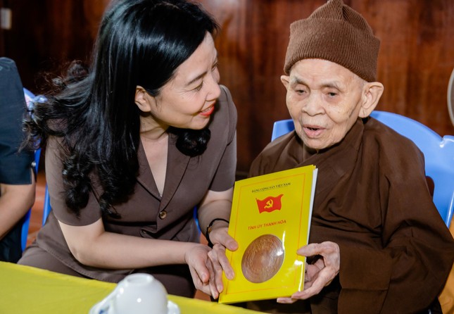 Vấn an sức khỏe Ni trưởng Thích Đàm Nhung