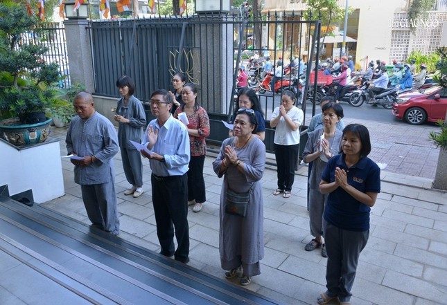 Đồng tụng bài kệ Tắm Phật