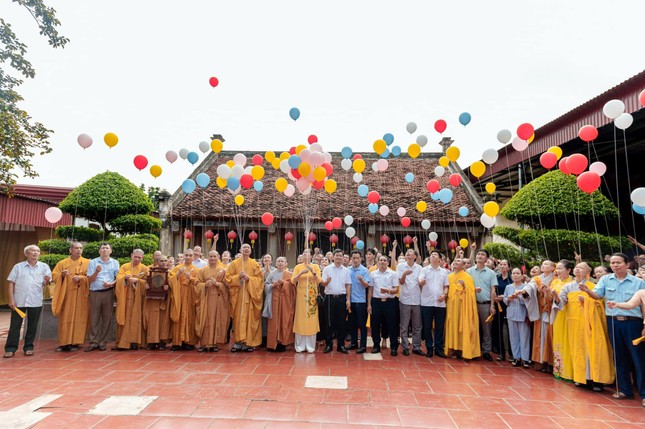Thả bóng bay và phóng sinh chim bồ câu cầu nguyện hòa bình tại chùa Tam Giáo (H.Hậu Lộc)