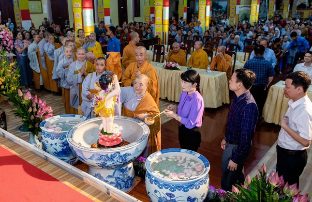 Chư Ni chùa Giáng (Vĩnh Lộc) và đại biểu thực hiện nghi thức Tắm Phật