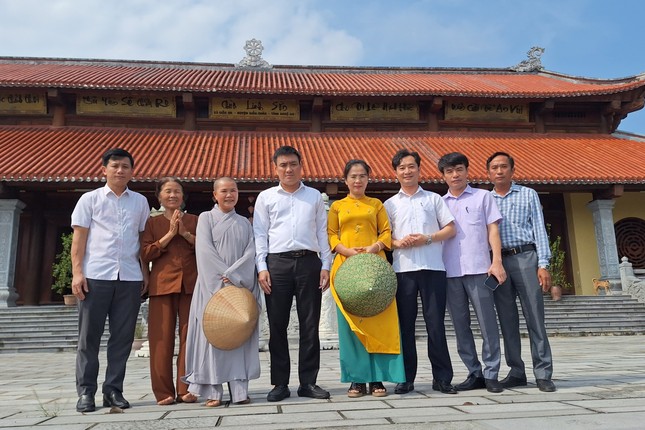 Chụp hình lưu niệm tại chùa Linh Sơn