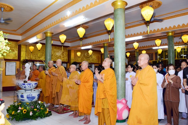 Chư tôn đức niêm hương bạch Phật