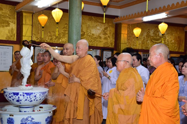 Hòa thượng Giác Điệp cử hành nghi thức Tắm Phật