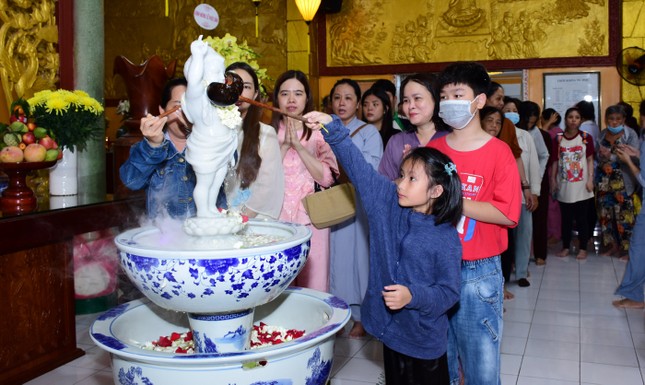 Em về chùa dự lễ Tắm Phật