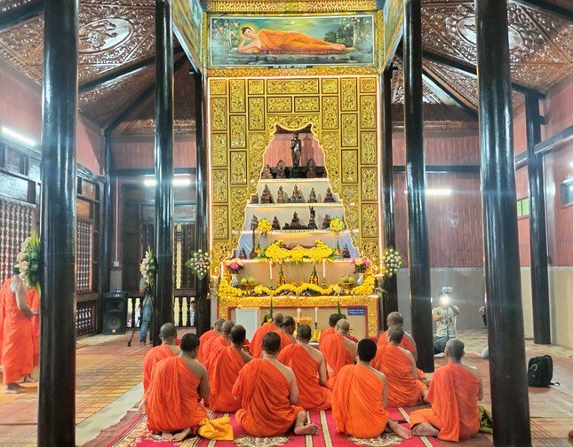 Chư Tăng tụng kinh chúc phúc Chư Tăng tụng kinh chúc phúc