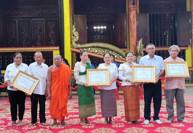 Hòa thượng Kim Cộng và Ban Tổ chức trao Bằng tuyên dương công đức đến các cá nhân có thành tích đóng góp xây dựng giảng đường chùa Kosla Hòa thượng Kim Cộng và Ban Tổ chức trao Bằng tuyên dương công đức đến các cá nhân có thành tích đóng góp xây dựng giảng đường chùa Kosla