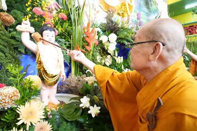 Hòa thượng Thích Thiện Nghĩa cử hành nghi thức Tắm Phật