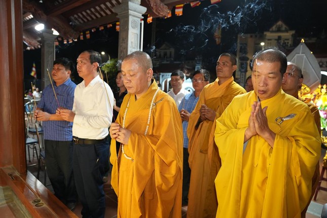 Chư tôn đức, đại biểu niêm hương bạch Phật