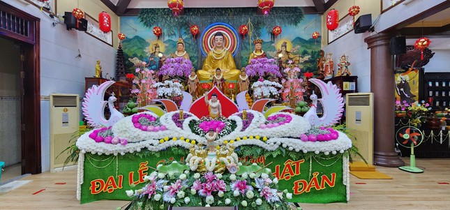 Lễ đài được thiết trí trang nghiêm
