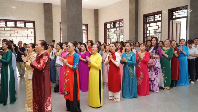 Đông đảo Phật tử về chùa Phổ Quang dự lễ Tắm Phật