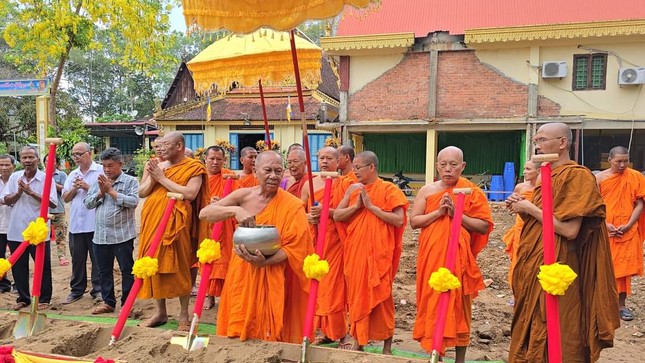 Hòa thượng Thạch Sok Xane cử hành nghi thức sái tịnh Hòa thượng Thạch Sok Xane cử hành nghi thức sái tịnh