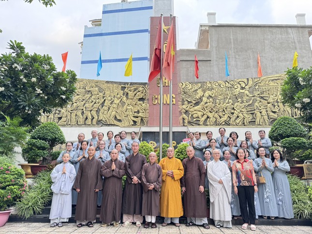 Ban Trị sự GHPGVN Q.Tân Bình và Phật tử đã đến Đài Liệt sĩ Q.Tân Bình đặt vòng hoa, dâng hương tưởng niệm các anh hùng, liệt sĩ nhân Đại lễ Phật đản Phật lịch 2568