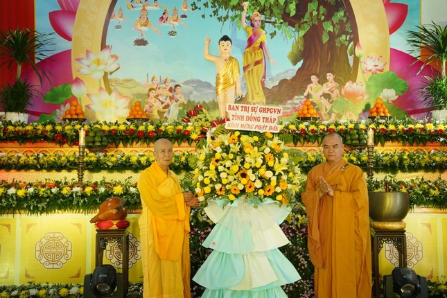 Ban Trị sự GHPGVN tỉnh Đồng Tháp tặng hoa chúc mừng