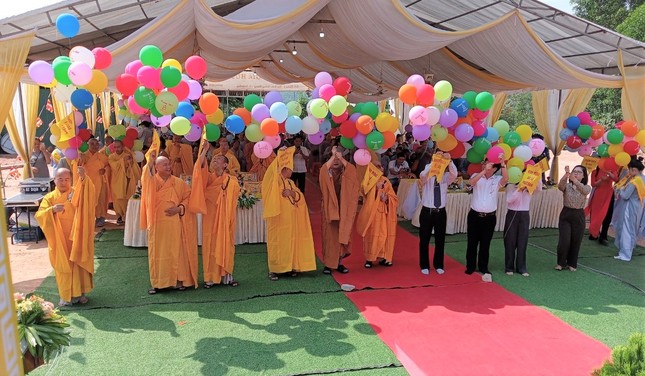 Thảo bong bóng bay cầu nguyện thế giới hòa bình