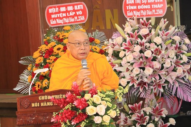 Thượng tọa Thích Huệ Thủ cung tuyên Thông điệp Phật đản Phật lịch 2568 của Đức Pháp chủ GHPGVN