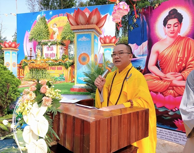 Đại đức Thích Viên Thành tuyên đọc Thông điệp Đại lễ Phật đản Phật lịch 2568 của Đức Pháp chủ GHPGVN