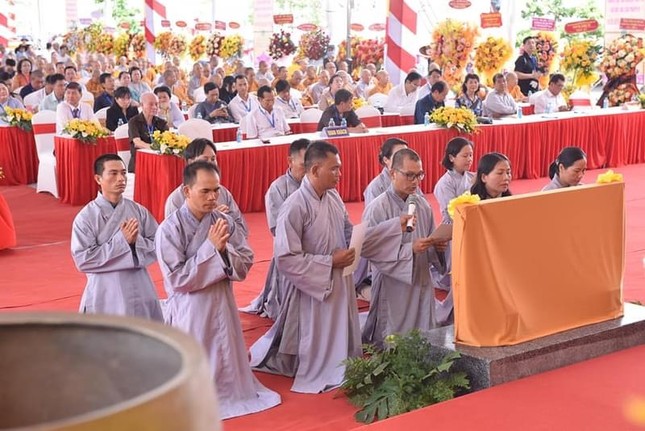 Đại diện đạo tràng Phú Lâu Na phát nguyện hộ trì Tam bảo Đại diện đạo tràng Phú Lâu Na phát nguyện hộ trì Tam bảo