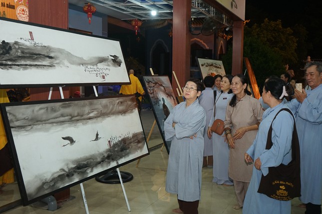 Phật tử tham quan, thưởng lãm tại triển lãm Văn hóa Phật giáo Phật tử tham quan, thưởng lãm tại triển lãm Văn hóa Phật giáo