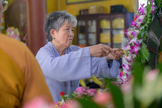 Trang nghiêm thực hiện nghi thức Tắm Phật