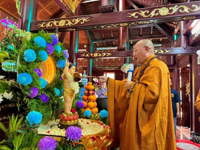 Cử hành nghi thức Tắm Phật