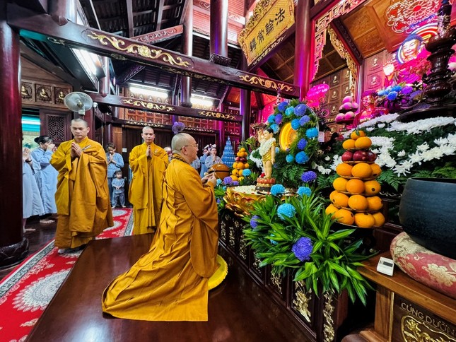 Thượng tọa Thích Tâm Phú, trụ trì chùa Phước Điền niêm hương bạch Phật