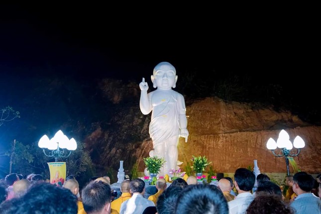 Tôn tượng Đức Phật đản sinh được an vị trong khuôn viên chùa Đại Bi Tôn tượng Đức Phật đản sinh được an vị trong khuôn viên chùa Đại Bi