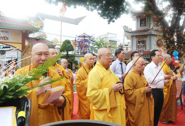 Chư tôn đức, đại biểu chính quyền niêm hương bạch Phật