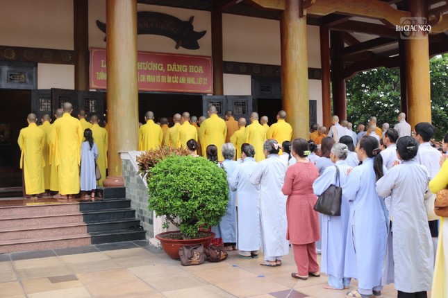 Trước đó, chư Tăng Ni, Phật tử H.Hóc Môn cũng đã đến dâng hương tại Khu tưởng niệm Liệt sĩ Ngã Ba Giồng
