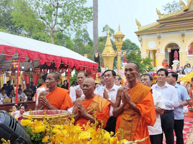 Chư Tăng, đại biểu niêm hương bạch Phật