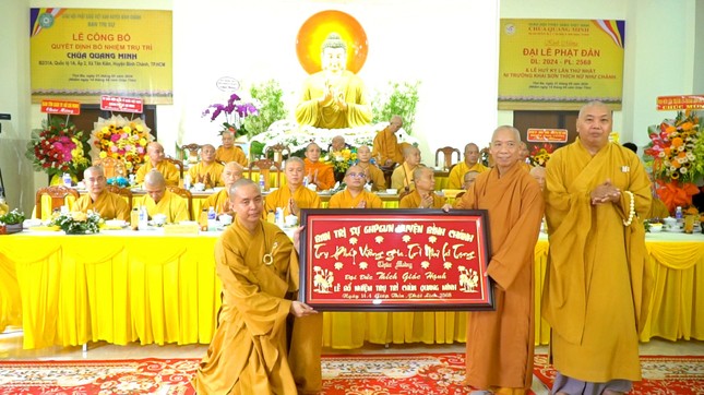 Ban Trị sự GHPGVN H.Bình Chánh tặng khánh vàng chúc mừng Đại đức tân trụ trì